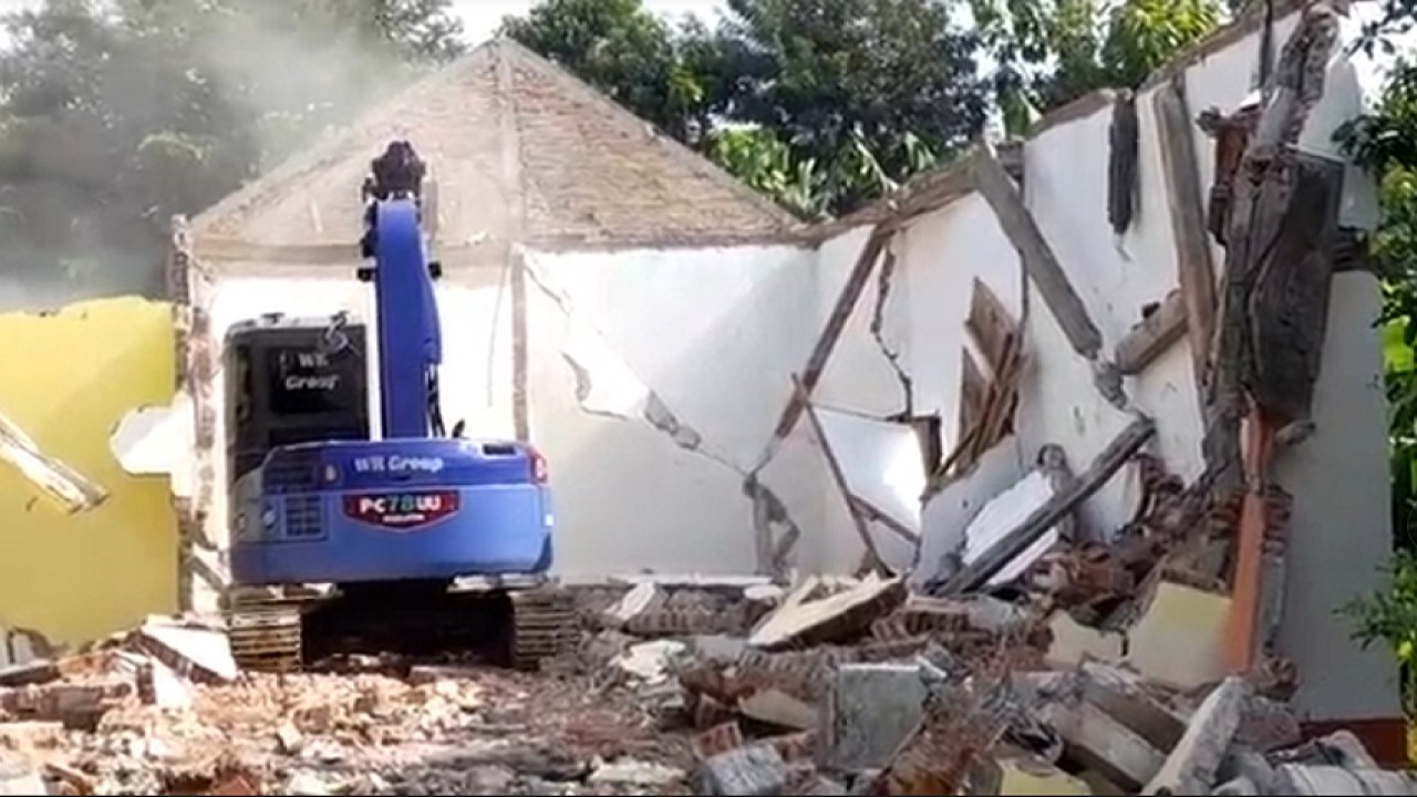 Istri di Ponorogo nekat buldoser rumah mewahnya hingga rata dengan tanah lantaran diselingkuhi suaminya/ist