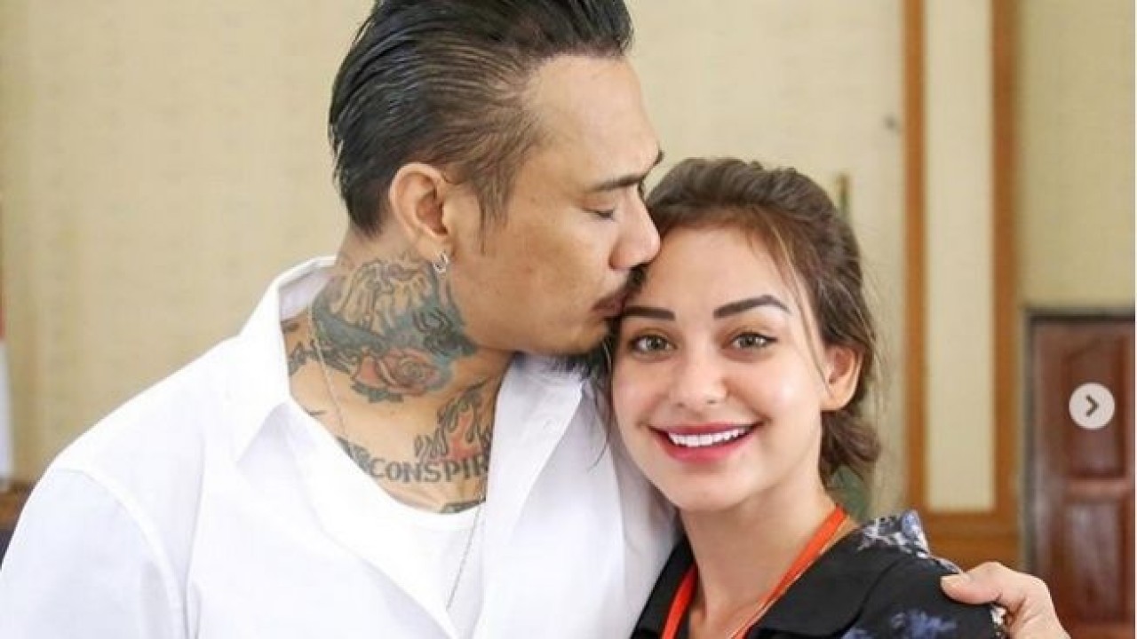 Jerinx dan istri. (Net)