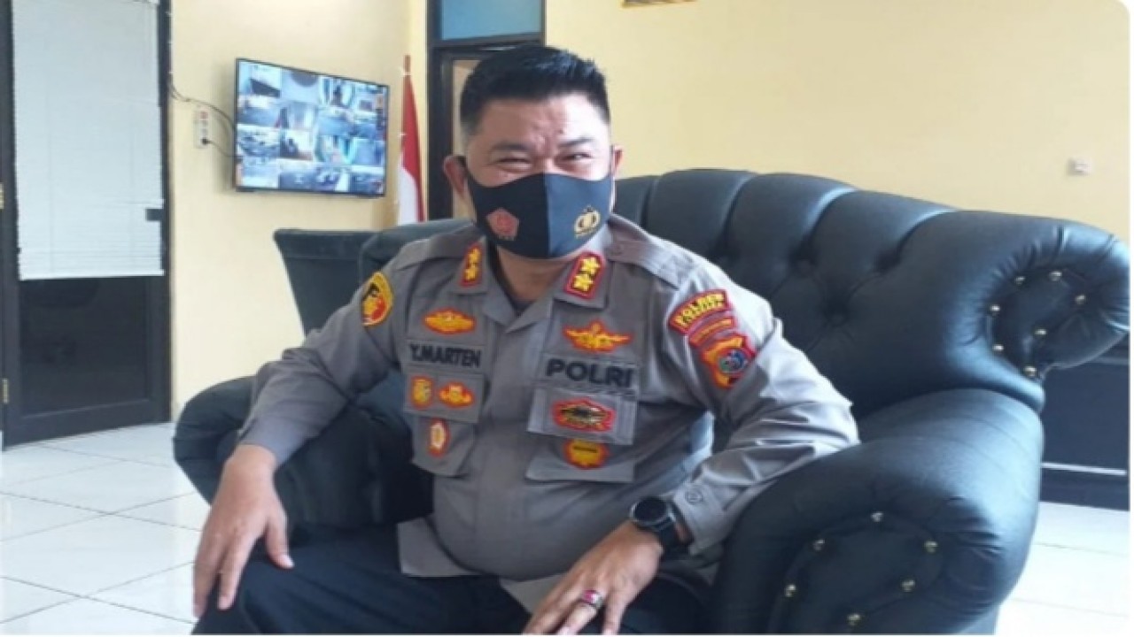 Kapolres Manggarai, AKBP. Yoce Marten saat diwawancarai awak media terkait kaburnya tiga Narapidana dari Lapas Kelas II B Ruteng. Foto(istimewa)