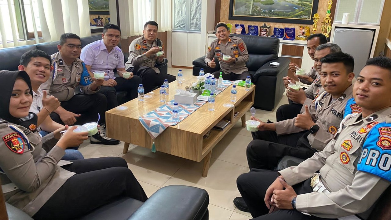 Kapolres Musi Rawas saat acara makan bersama Personel Sipropam. (Nofi Ardiyanto)