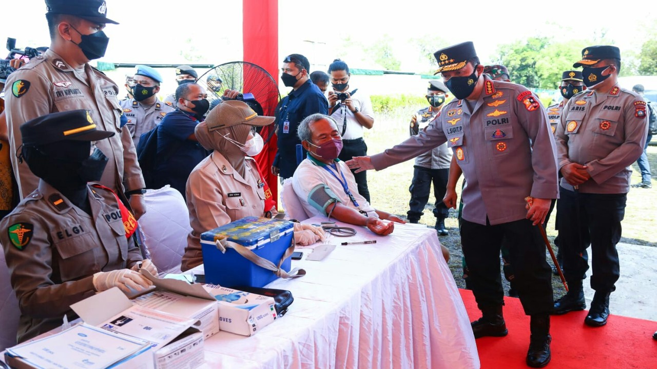 Kapolri Jenderal Listyo Sigit Prabowo saat meninjau akselerasi vaksinasi di Batam.
