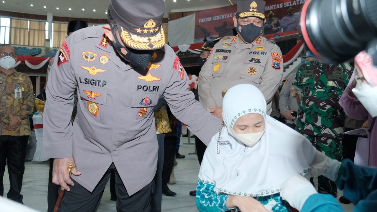 Kapolri Jenderal Listyo Sigit Prabowo saat meninjau vaksinasi di Banjarmasin, Kalimantan Selatan.