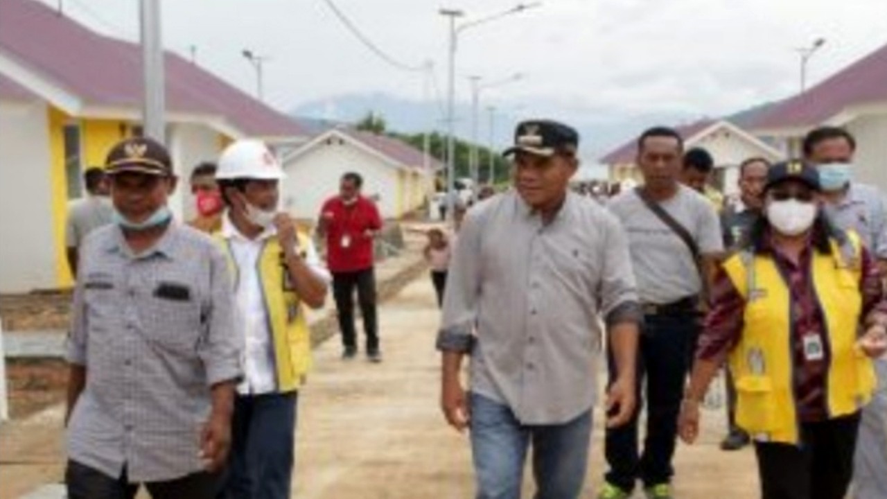 Kepala Balai Pelaksana Penyedia Perumahan NT II, Yublina Dila Bunga didampingi Bupati Flotim, Antonius Hadjon saat penyerahan rumah bagi korban bencana di Desa Oyang Barang. Foto (istimewa