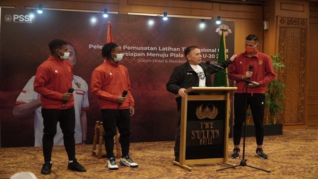 Ketum PSSI Mochamad Iriawan bersama skuad Timnas U-19