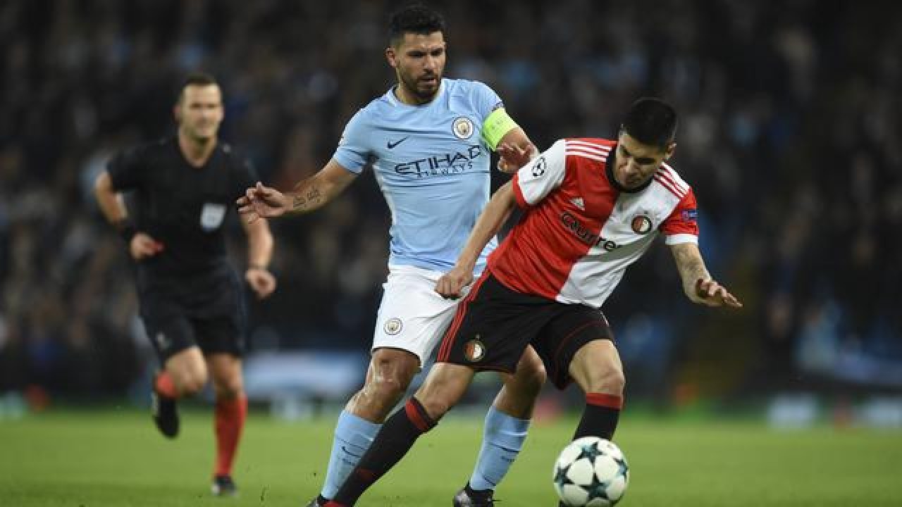 Kevin Diks saat berseragam Feyenoord melawan Manchester City