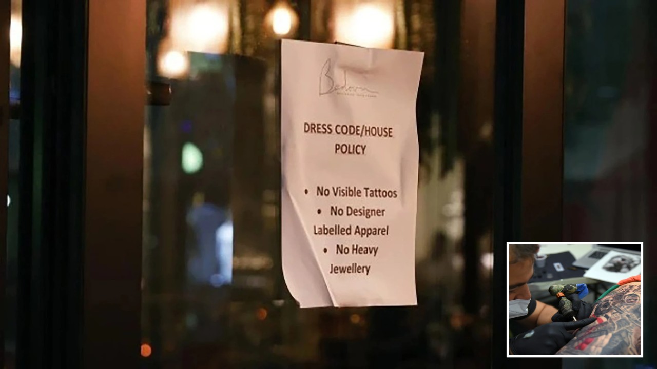 Larangan masuk bagi pengunjung dengan tato terlihat dan pakai barang branded dipasang di pintu masuk restoran/ist