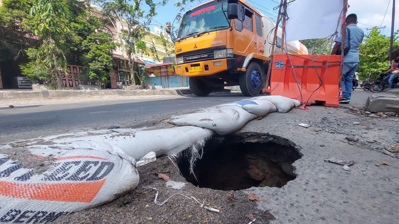 Lubang besar di jalan Diponegoro, Simpang Rambung, Kota Tebingtinggi Sumut. (Alex Saragih)