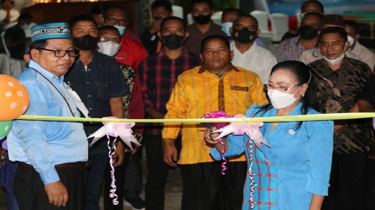 Ketua Dekranasda Kabupaten Manggarai Timur, Ny.Theresia Wisang Agas menggunting pita sebagai tanda diresmikanya Kawasan Sentra IKM Rana Tonjong. Foto (Prokopim Manggarai Timur)