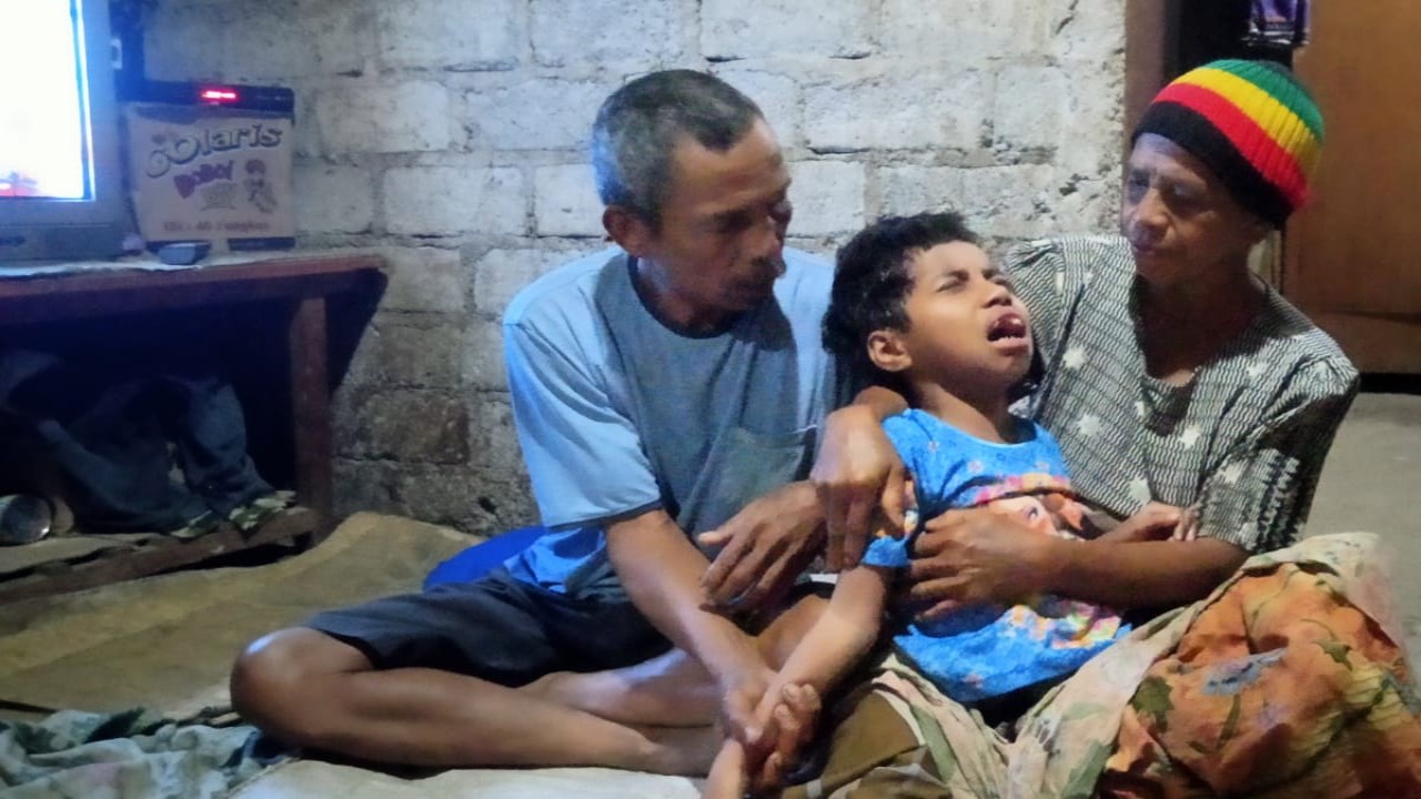 Maria Aprilia Ketrinia Yendiru bersama kakek dan neneknya. (foto: Gabrin)