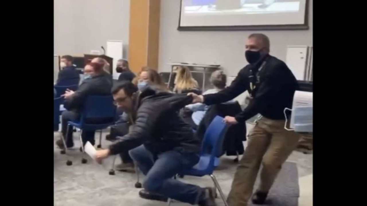 Orang tua tanpa mesker dikeluarkan paksa dari rapat dewan sekolah.  (screenshot of Facebook ROC for Educational Freedom)