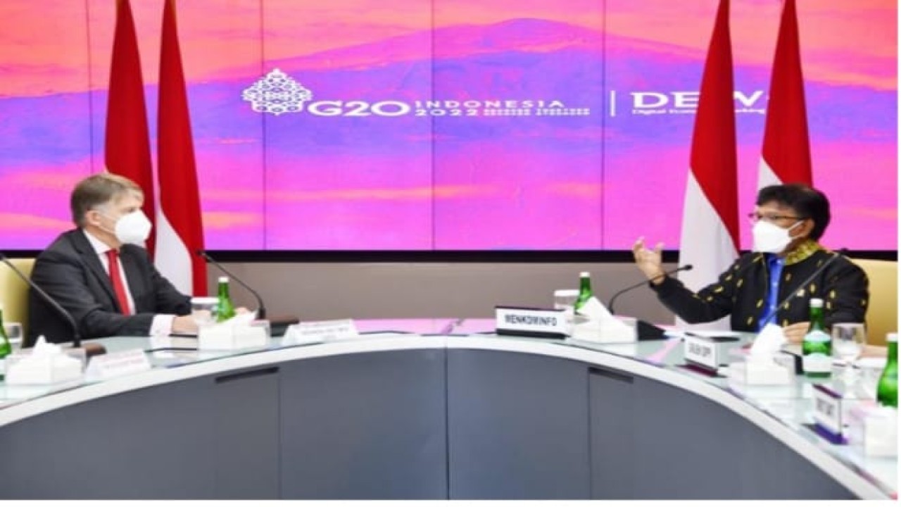 Menkominfo Johnny G. Plate bersama Duta Besar Inggris untuk Indonesia, ASEAN dan Timor Leste H.E. Owen Jenkins