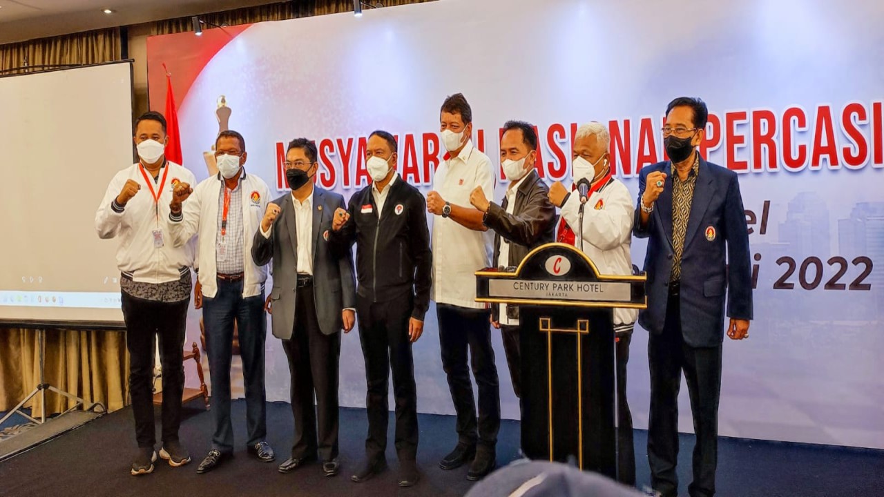 Menpora Zainudin Amamli (keempat kiri) diabadikan bersama Ketua Umum PB Percasi GM Utut Adianto (ketiga kiri), perwakilan KONI Pusat dan para pengurus PB Percasi/ist