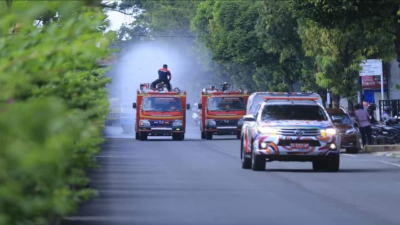 Mobil pemadam kebakaran saat melakukan penyemprotan. (Arie Dwi Indarto)