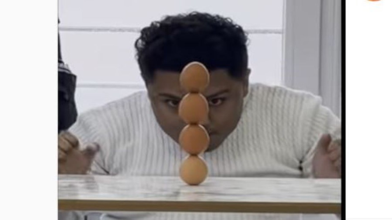 Mohammed Muqbel pecahkan rekor tumpuk telur terbanyak/ist