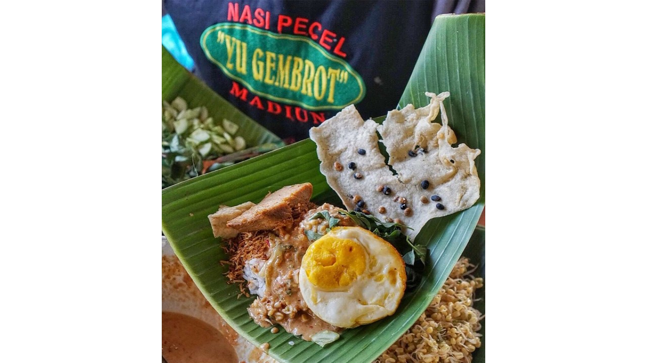 Nasi Pecel Yu Gembrot. (foto: Arie Dwi Indarto)