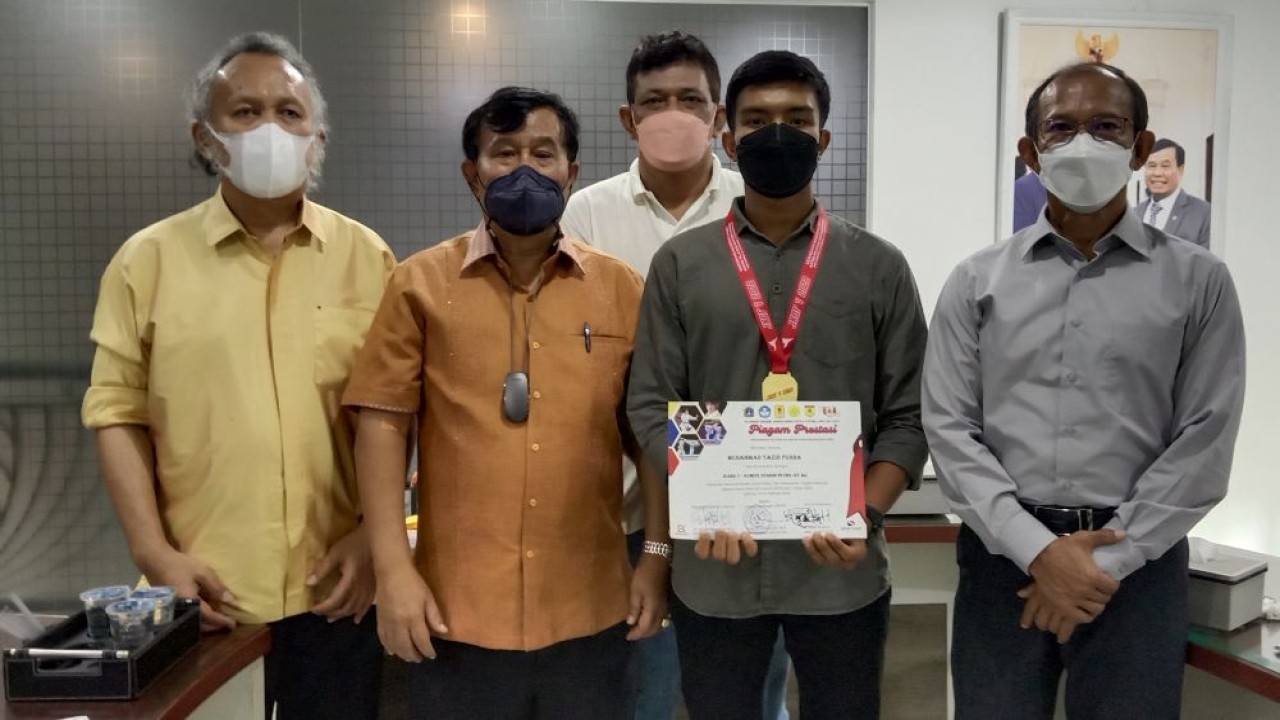 Ketua Umum PB Perguruan Karate-Do Tako Indonesia, Dr. Ir. Nurdin Tampubolon MM memberikan penghargaan kepada atlet Muhammad Yazid Purba. (Adiantoro/NTV)