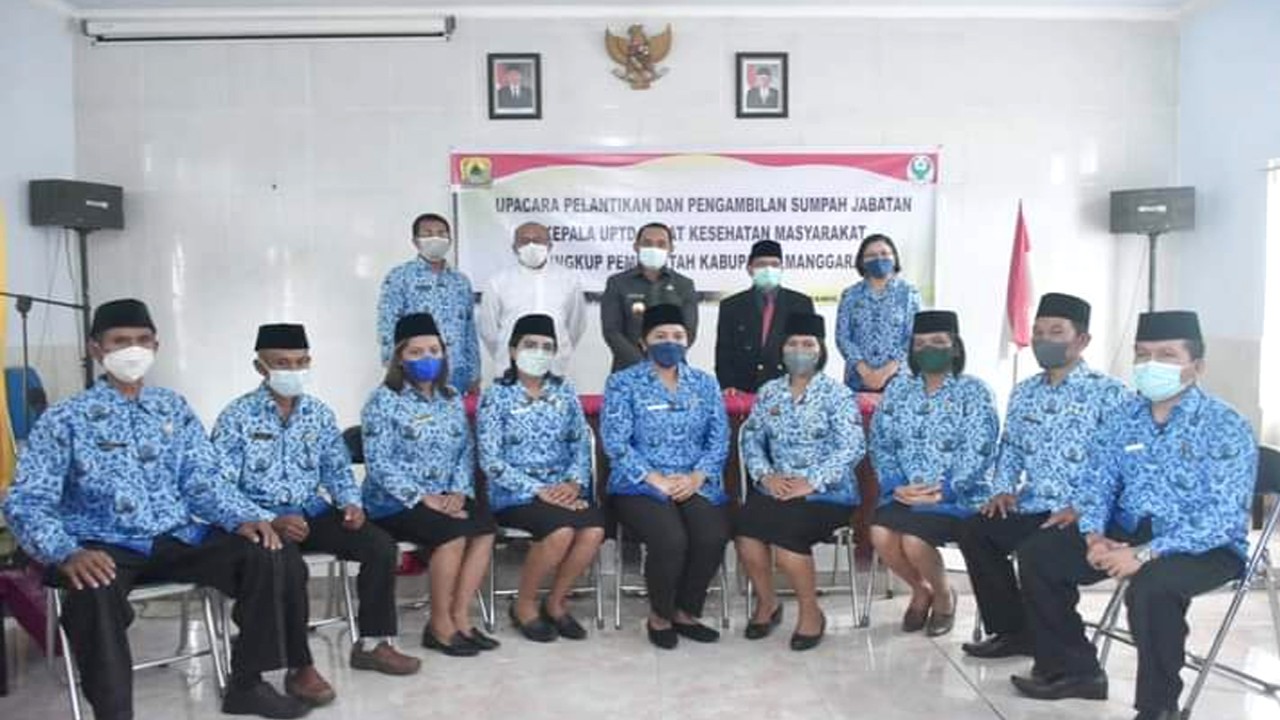 Bupati Manggarai, Herybertus G. L.Nabit berpose bersama para kepala Puskesmas yang baru dilantik.Foto (istimewa)