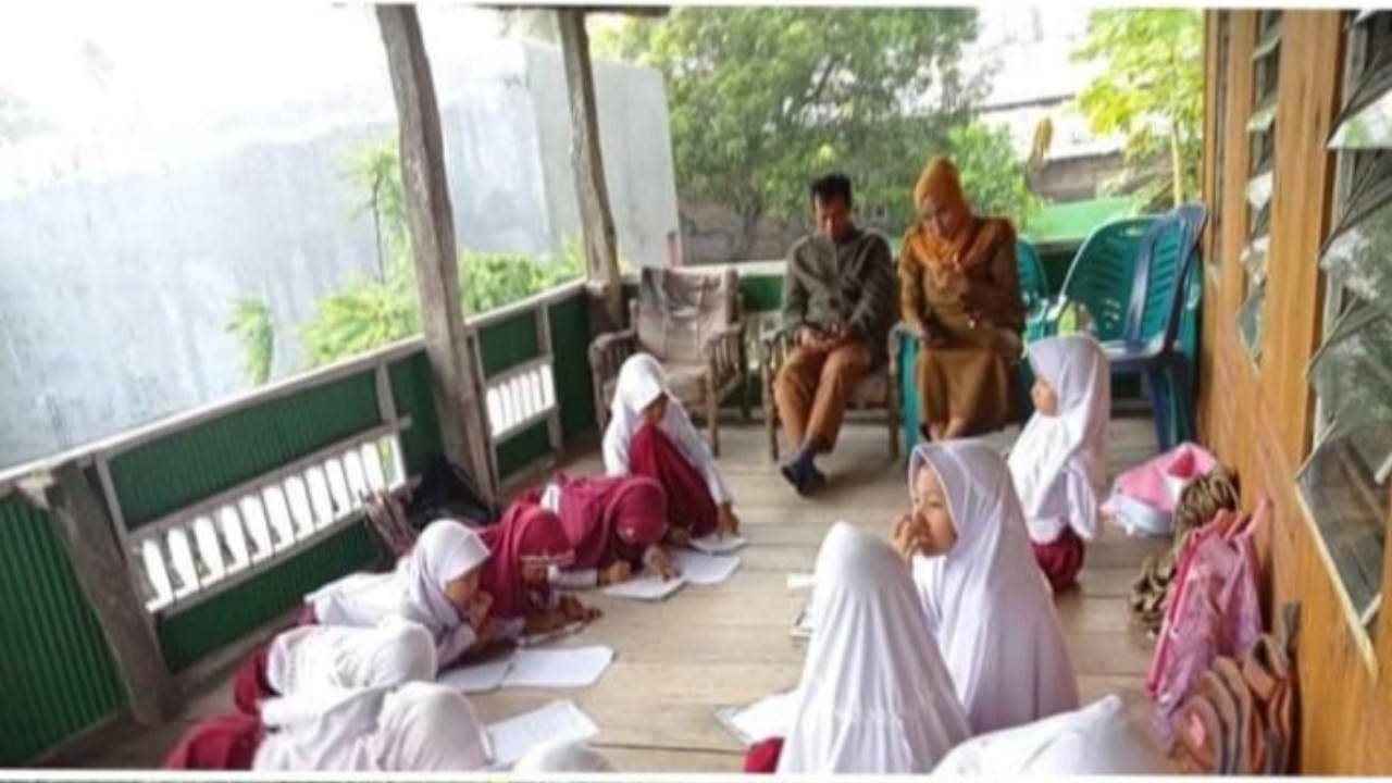 Para siswa SDN 137 Jeneponto terpaksa belajar di rumah warga karena sekolahnya disegel ahli waris/ist