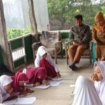 Para siswa SDN 137 Jeneponto terpaksa belajar di rumah warga karena sekolahnya disegel ahli waris-1645672534