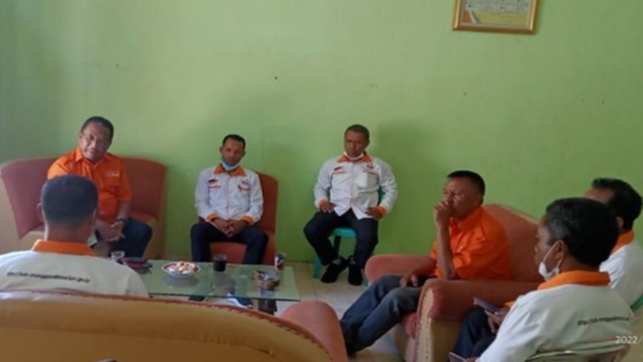 Para pengurus Partai Buruh Kabupaten Manggarai Timur saat bersilaturahmi di Kantor KPUD. Foto (istimewa)