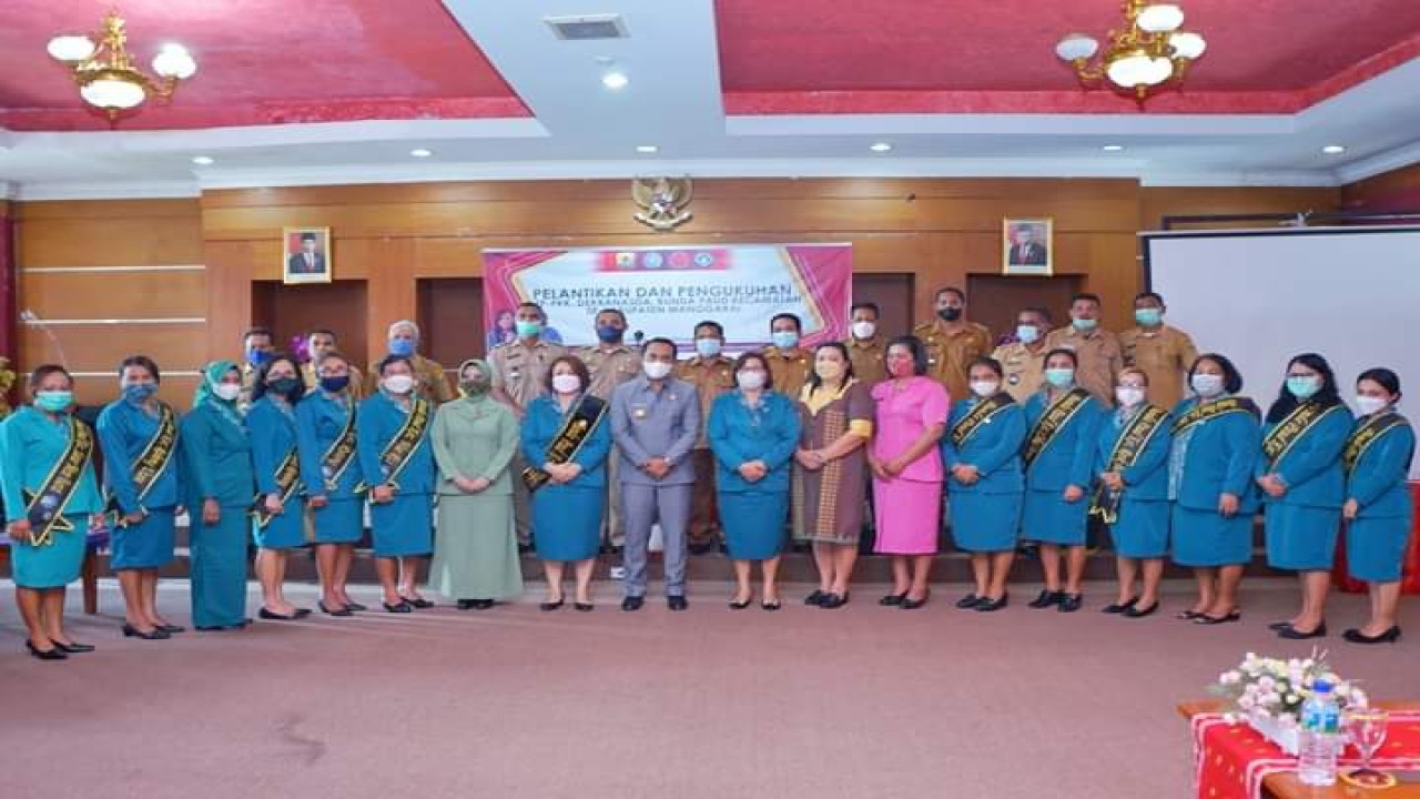 Bupati Manggarai berpose bersama TP PKK, Dekranasda dan Bunda Paud Kecamatan se- Kabupaten Manggarai. Foto ( Istimewa)