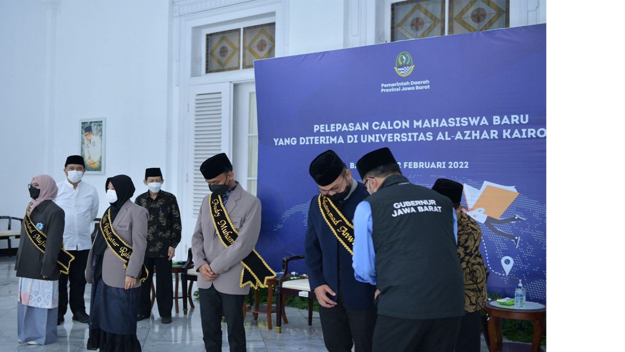 Gubernur Jawa Barat Ridwan Kamil melepas 550 calon mahasiswa Universitas Al-Azhar, Mesir asal Jabar di Gedung Pakuan Bandung, Selasa (22/2/2022) (foto Humas Jabar)