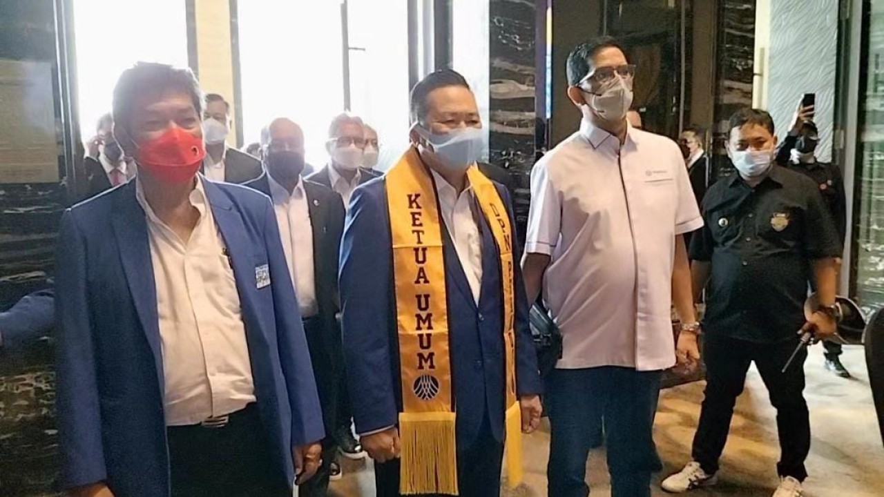 Ketua umum PERADI dan ketua PERADI DPC Kota Bandung menujung ruang acara, (24/2/22) (Foto: Saifal Ode)