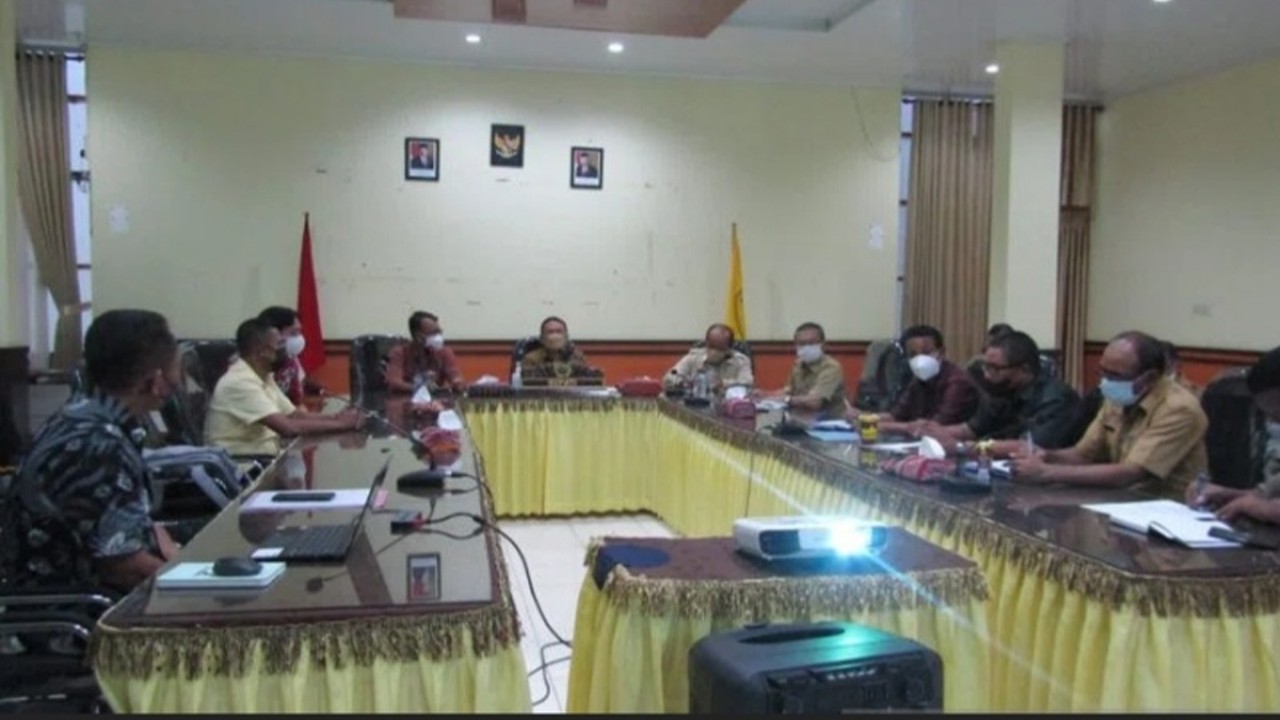 Bupati Kupang, Korinus Marseno saat menerima kunjungan dari pihak Pertamina Gas Negara. Foto (istimewa)