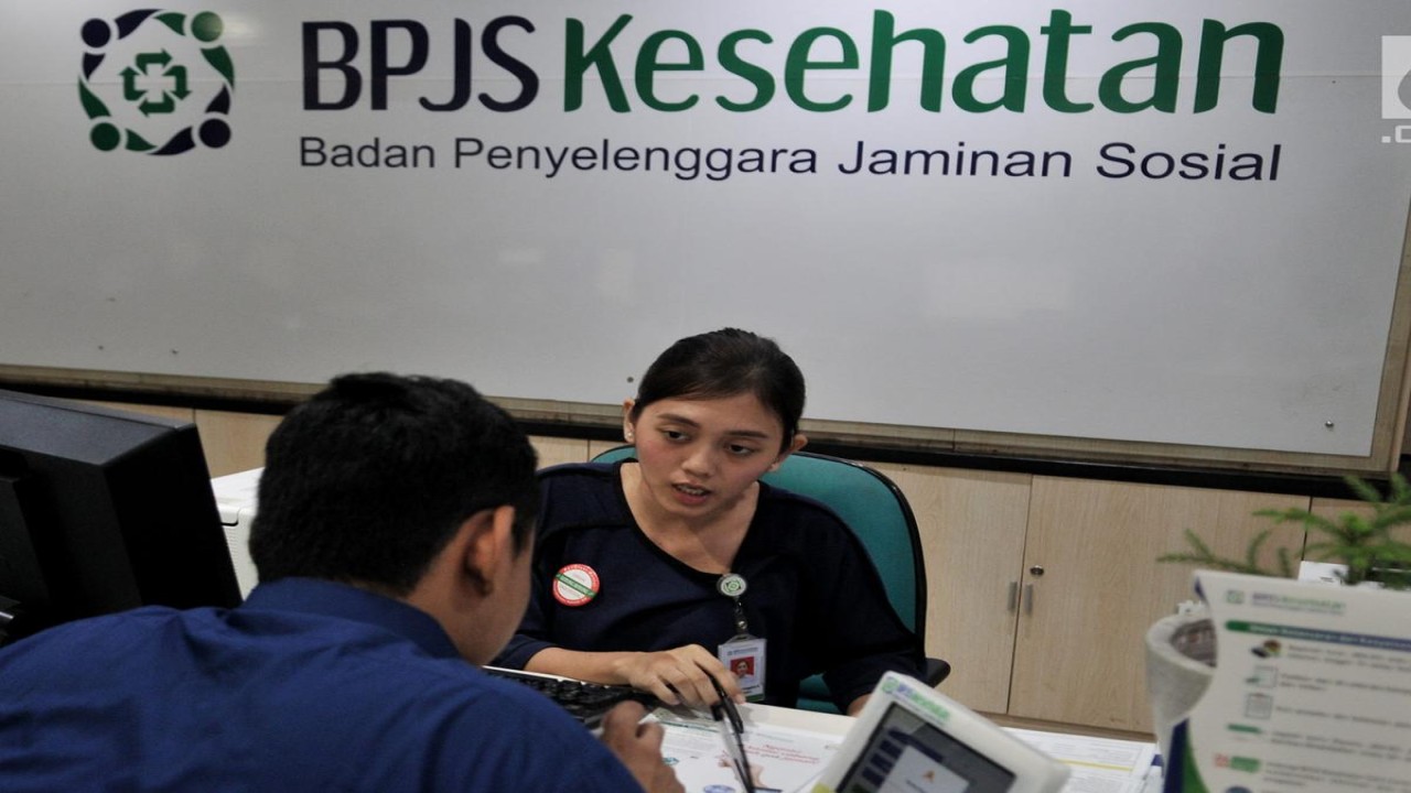 Petugas BPJS Kesehatan sedang melayani masyarakat/ist