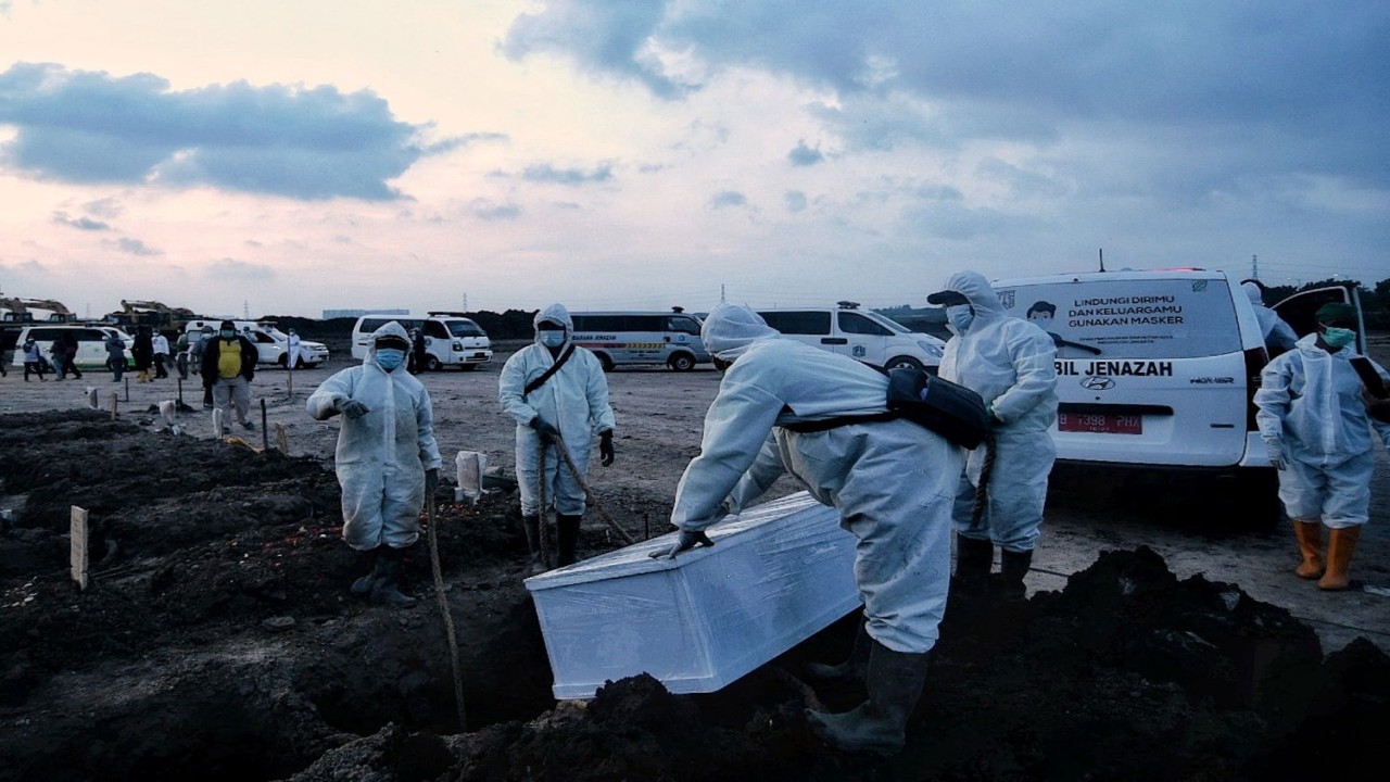 Petugas sedang memakamkan korban meninggal akibat covid-19/ist