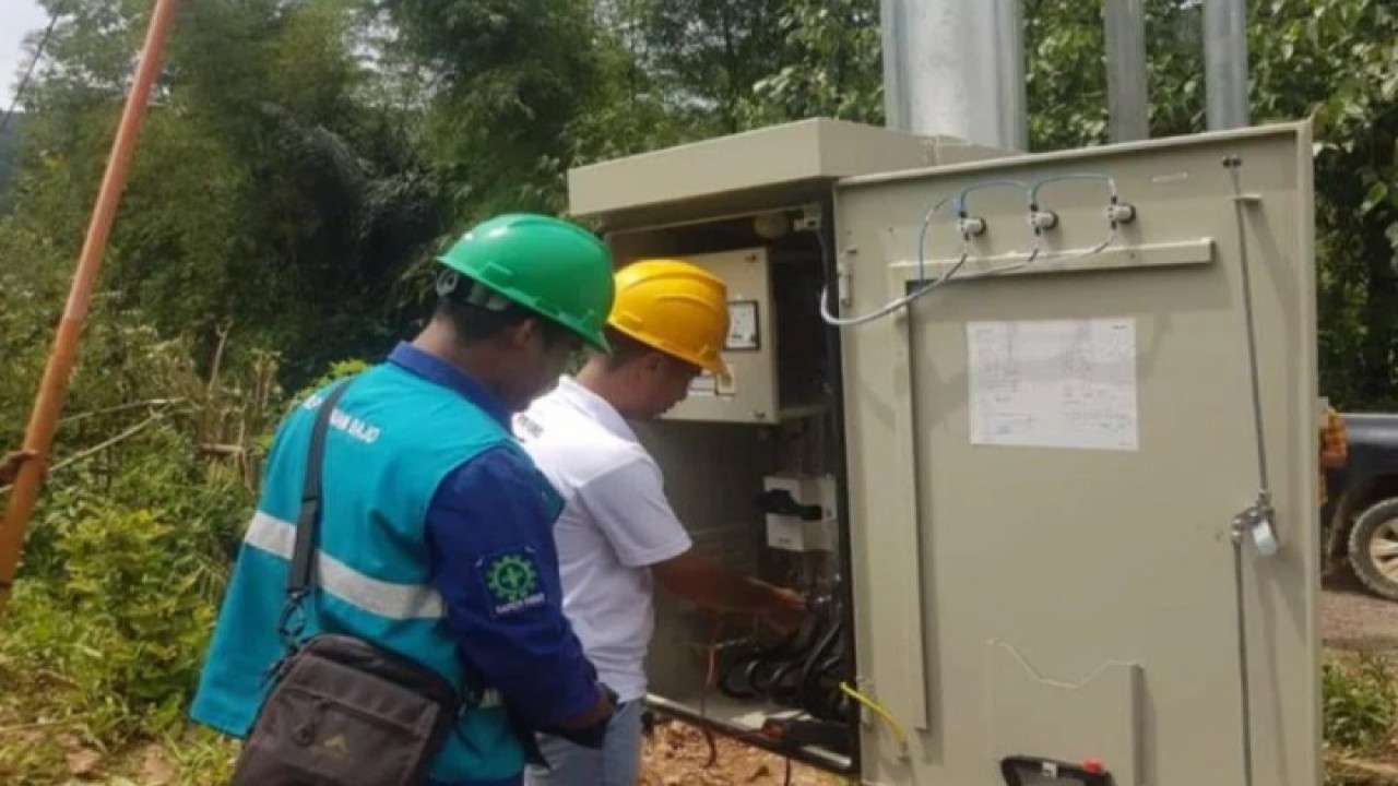 Petugas PLN sedang mengerjakan gardu induk untuk melistriki beberapa desa yang ada di Manggarai Barat. Foto (istimewa)