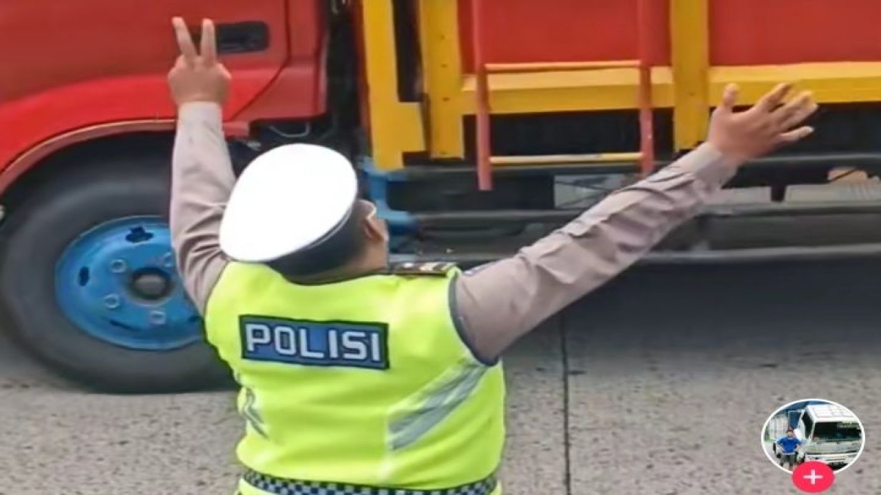 Polantas asyik berjoget sambil ngatur lalu lintas/ist