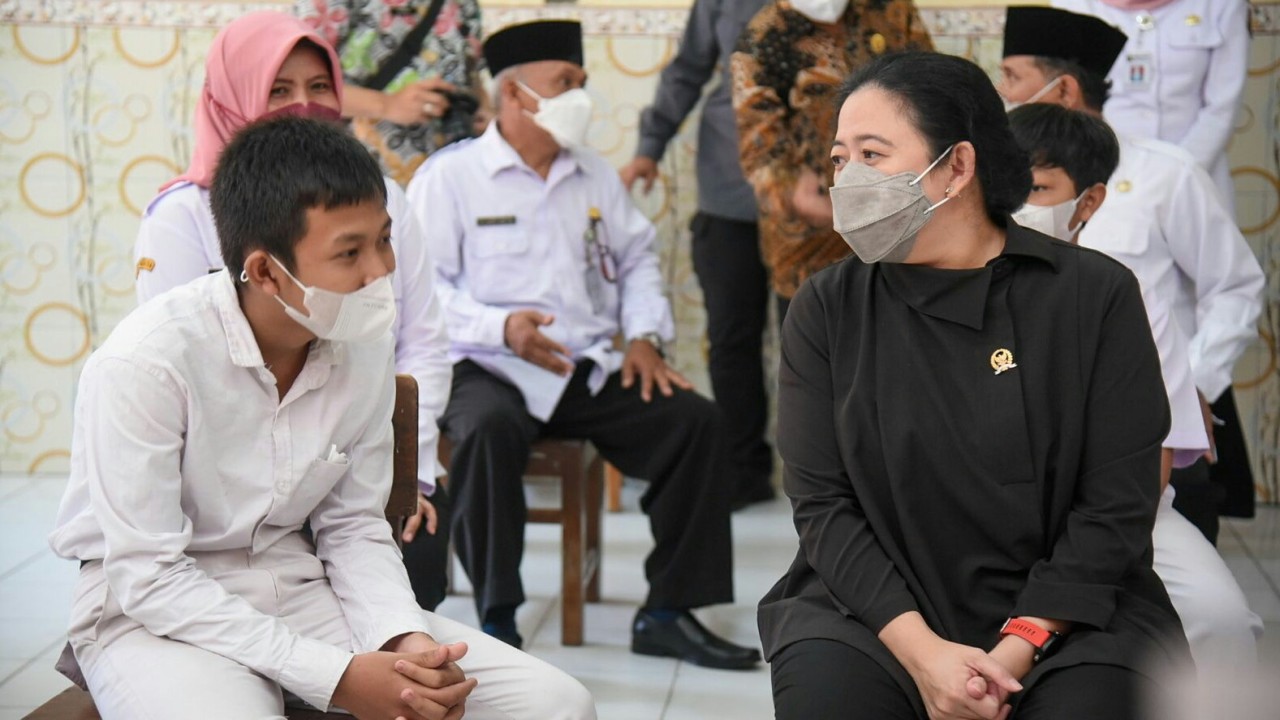Ketua DPR RI Puan Maharani saat berbincang dengan siswa.