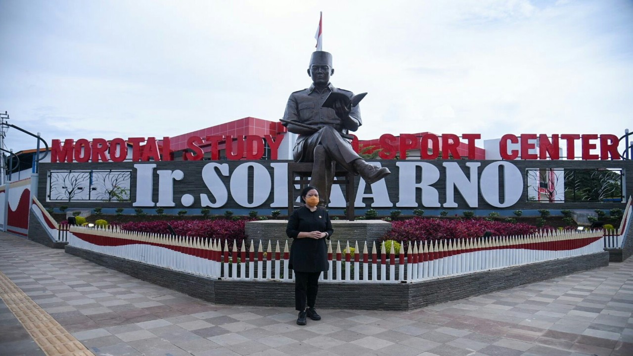 Ketua DPR RI Puan Maharani di depan Monumen Soekarno.
