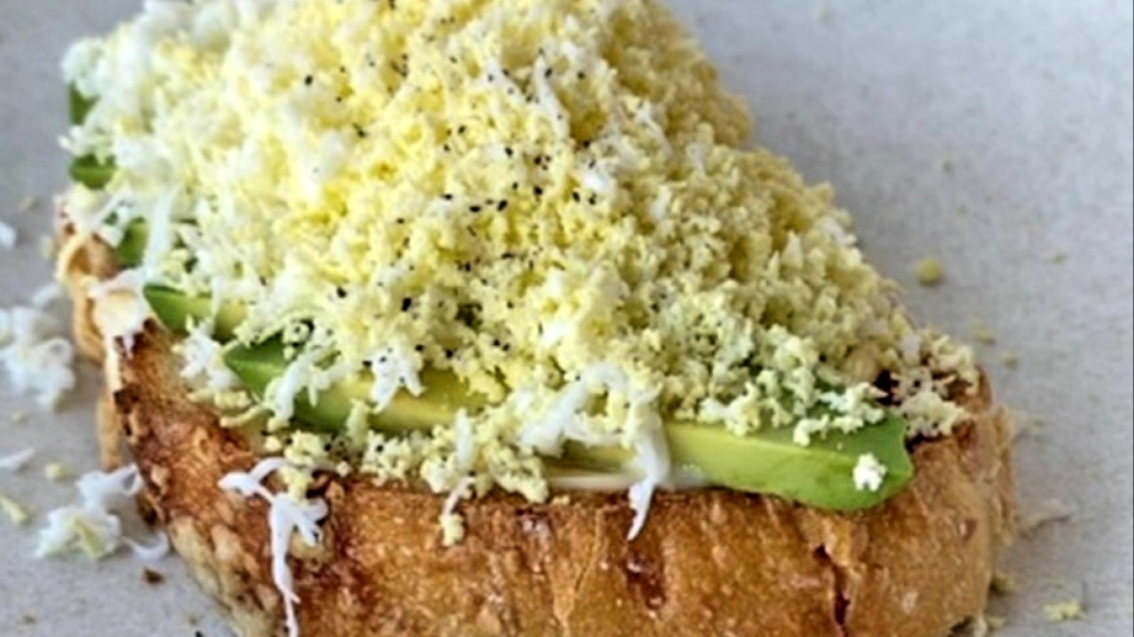 Roti panggang dengan topping parutan telur rebus tengah tren. (net)