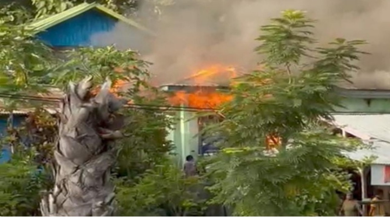 Satu unit rumah milik Agustinus Husein (57) warga Kelurahan Labuan Bajo, Kabupaten Manggarai Barat ludes terbakar. Foto (Humas Polres Manggarai Barat)