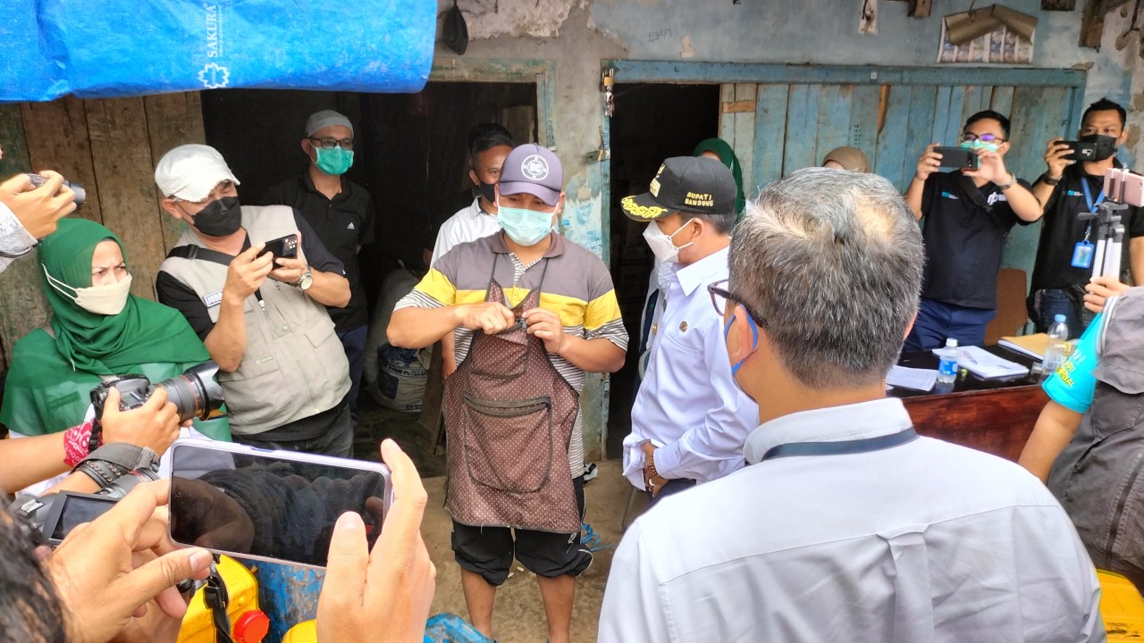 Bupati Bandung Dadang Supriatna meninjau operasi pasar murah 5.000 liter minyak goreng di pasar Ciwidey Bandung, (23/02/22).