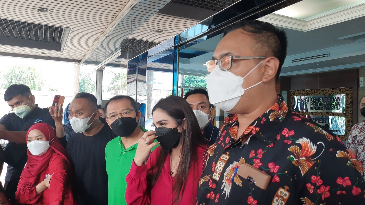 Salah satu pimpinan Bappepti Tirta Karma Senjaya, Ashanty dan Anang Hermasyah memberikan keterangan pers terkait isu dilarangnya token ASIX/ist