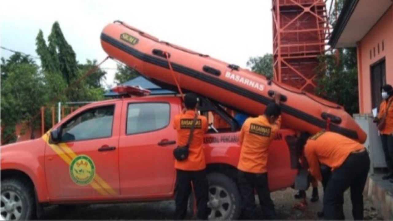 Tim SAR Kupang menyiapkan peralatan mencari korban banjir. Foto (istimewa)
