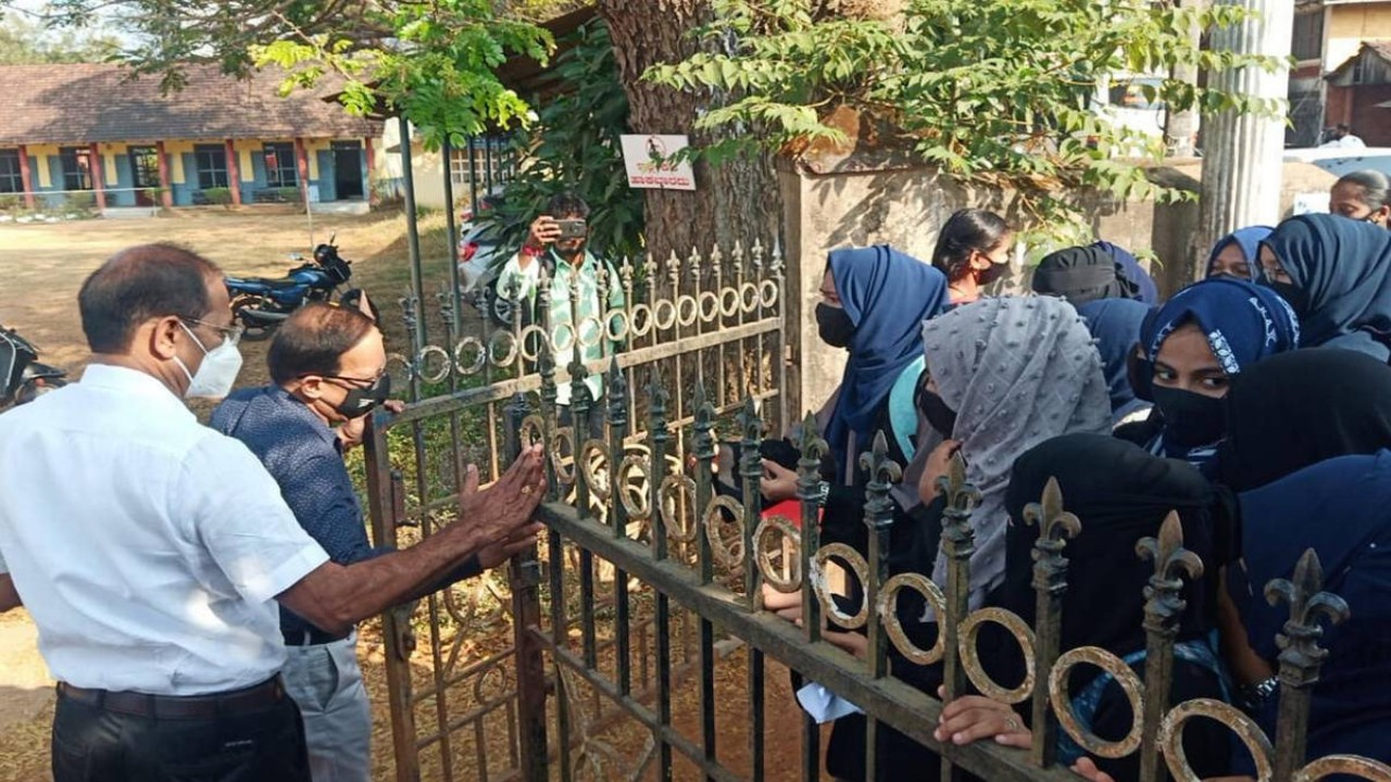 Sejumlah siswi yang memakai hijab dilarang masuk sekolah di negara bagian Karnataka, India/ist