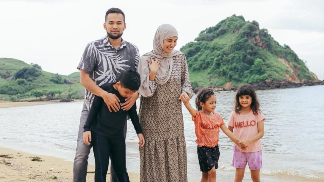 Shireen Sungkar dan keluarga. (Instagram)