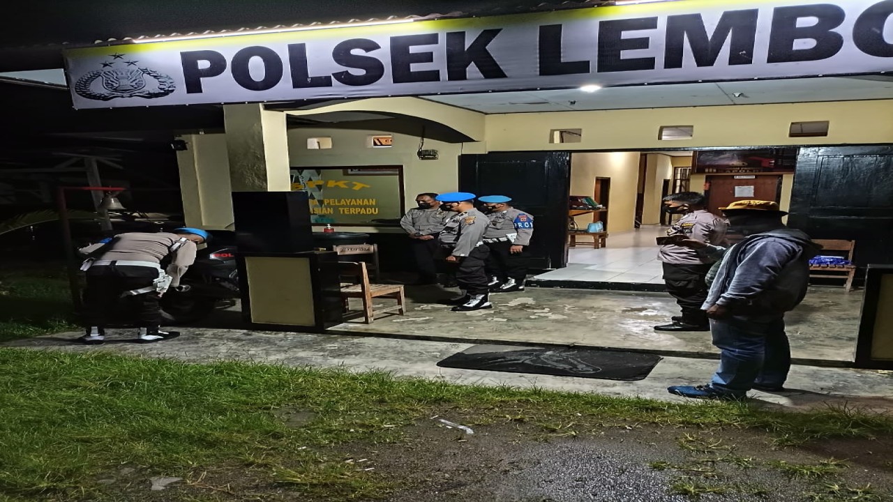 Kasi Propam Polres Manggarai Barat bersama anggota melakukan Inspeksi Mendadak (Sidak) di Polsek Lembor. Foto (istimewa)