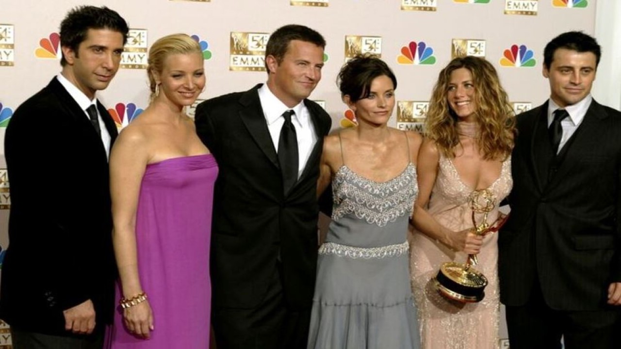 Pemeran 'Friends' muncul di ruang foto di Emmy Awards tahunan ke-54 di Los Angeles, AS, 22 September 2002. (Reuters)