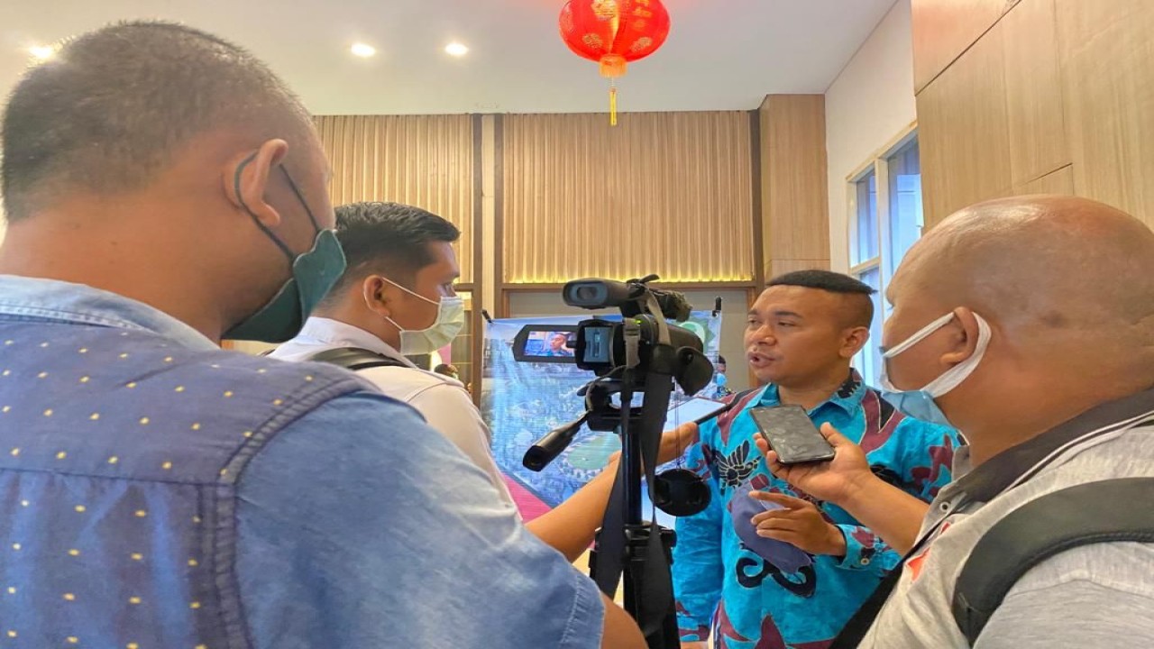 Staf Khusus Presiden Billy Mambrasar memberikan keterangan pers terkait pembangunan Universitas Internasional Papua/ist