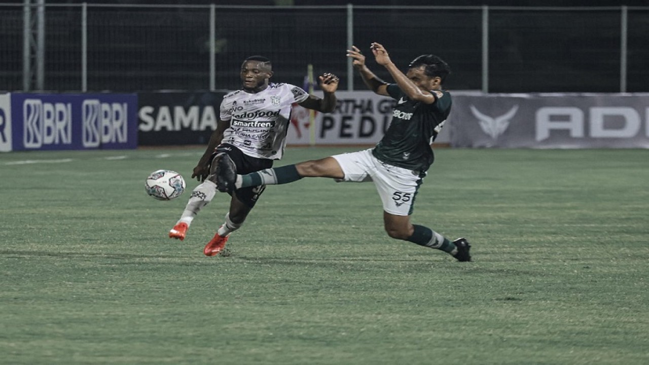 Striker Bali United, Privat Mbarga