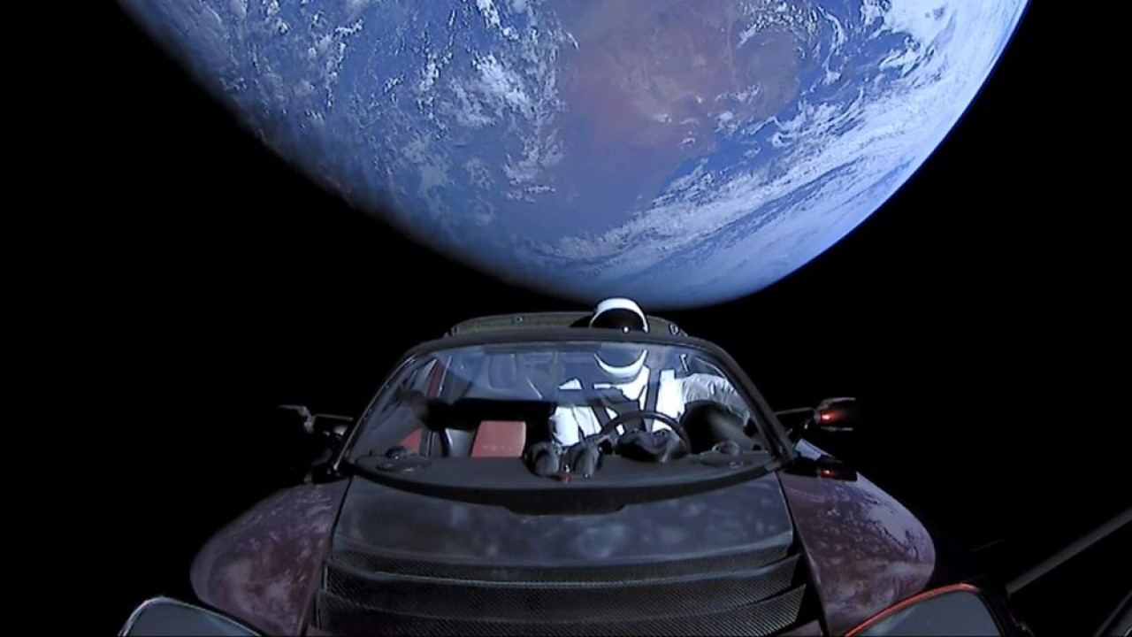 Tesla Roadster sudah semakin dekat dengan Mars. (Carscoops)