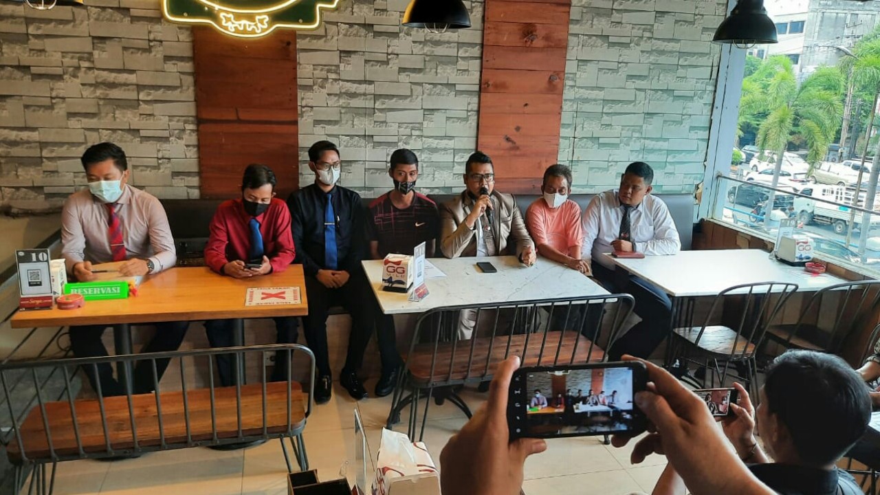 Tim kuasa hukum tersangka.