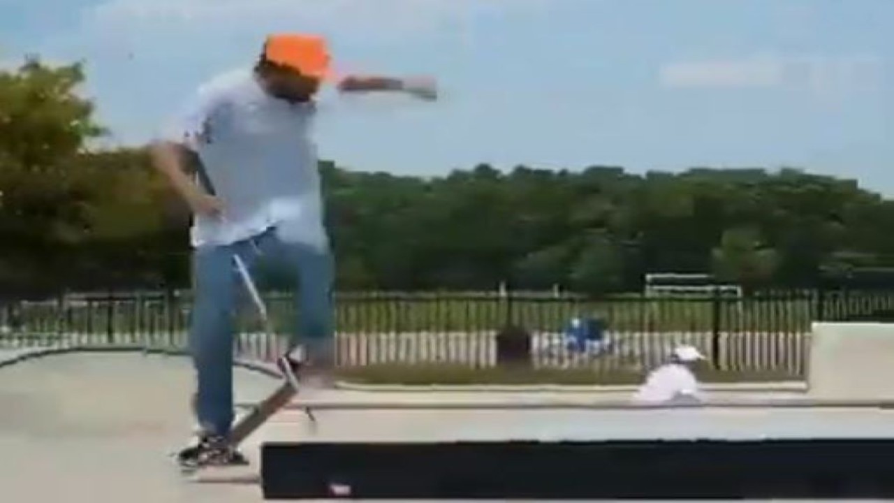 Remaja tuna netra ini menampilkan kemampuannya bermain skateboard. (Tangkapan layar Twitter @ipskabra)