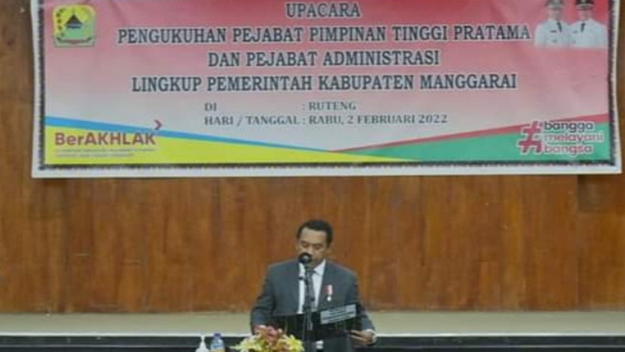 Bupati Manggarai, Heribertus G.L Nabit mengukuhkan Pejabat Pimpinan Tinggi Pratama dan Pejabat Administrator lingkup Pemda Manggarai, Rabu (2/2/2022) di Aula MCC Ruteng. Foto (istimewa)