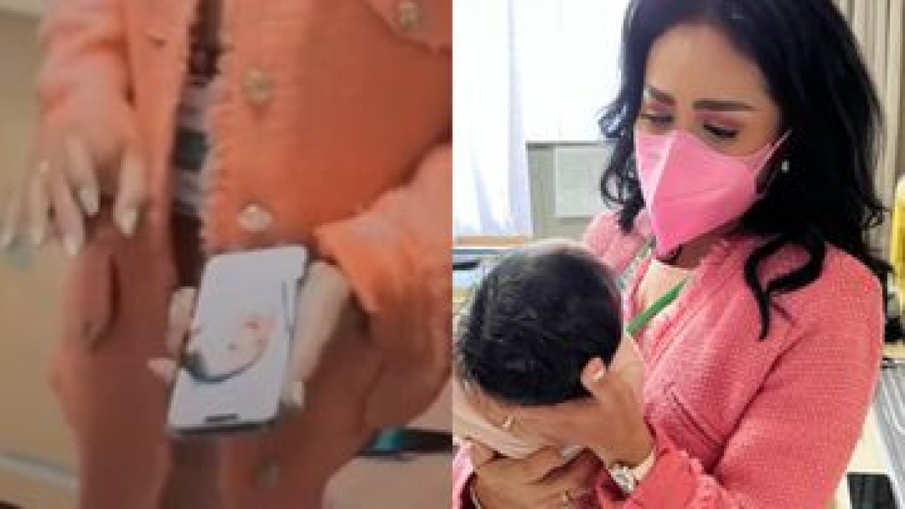 Wajah Baby A di layar handphone Krisdayanti/ist